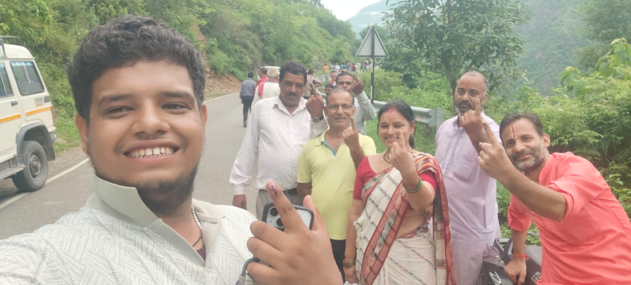 देवप्रयाग व कीर्तिनगर प्रखंड में महिलाओं ने दिखाया मतदान में उत्साह, पुरुषों से आगे रहीं