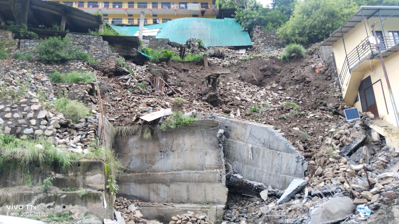 बस अड्डे के पास भू-धंसाव से मकान खतरे मे चार साल से केन्द्र और राज्य कि  लडाई मे फंसा मुआवजे का पेंच
