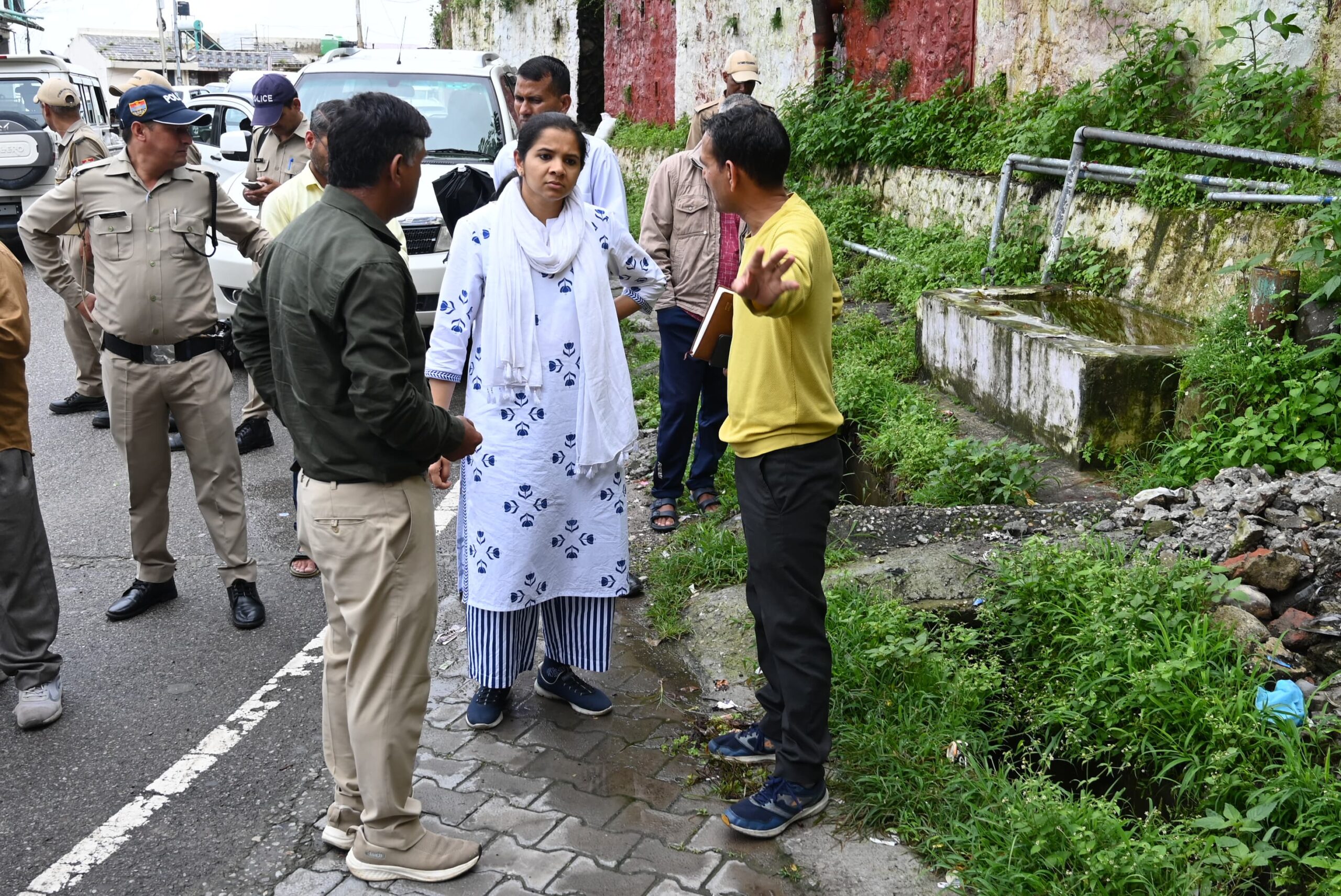 जिलाधिकारी ने किया वाल्मीकि बस्ती बौराड़ी का निरीक्षण