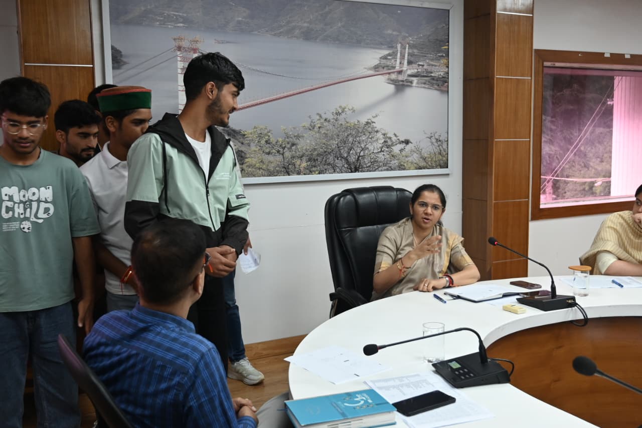जिलाधिकारी नितिका खंडेलवाल ने जनता मिलन कार्यक्रम में सुनी लोगों की समस्याएं