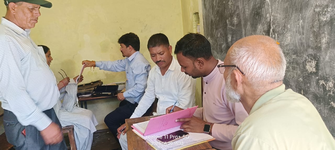 चिकित्सा शिविर में ग्रामीणों ने कराई नेत्रों जांच