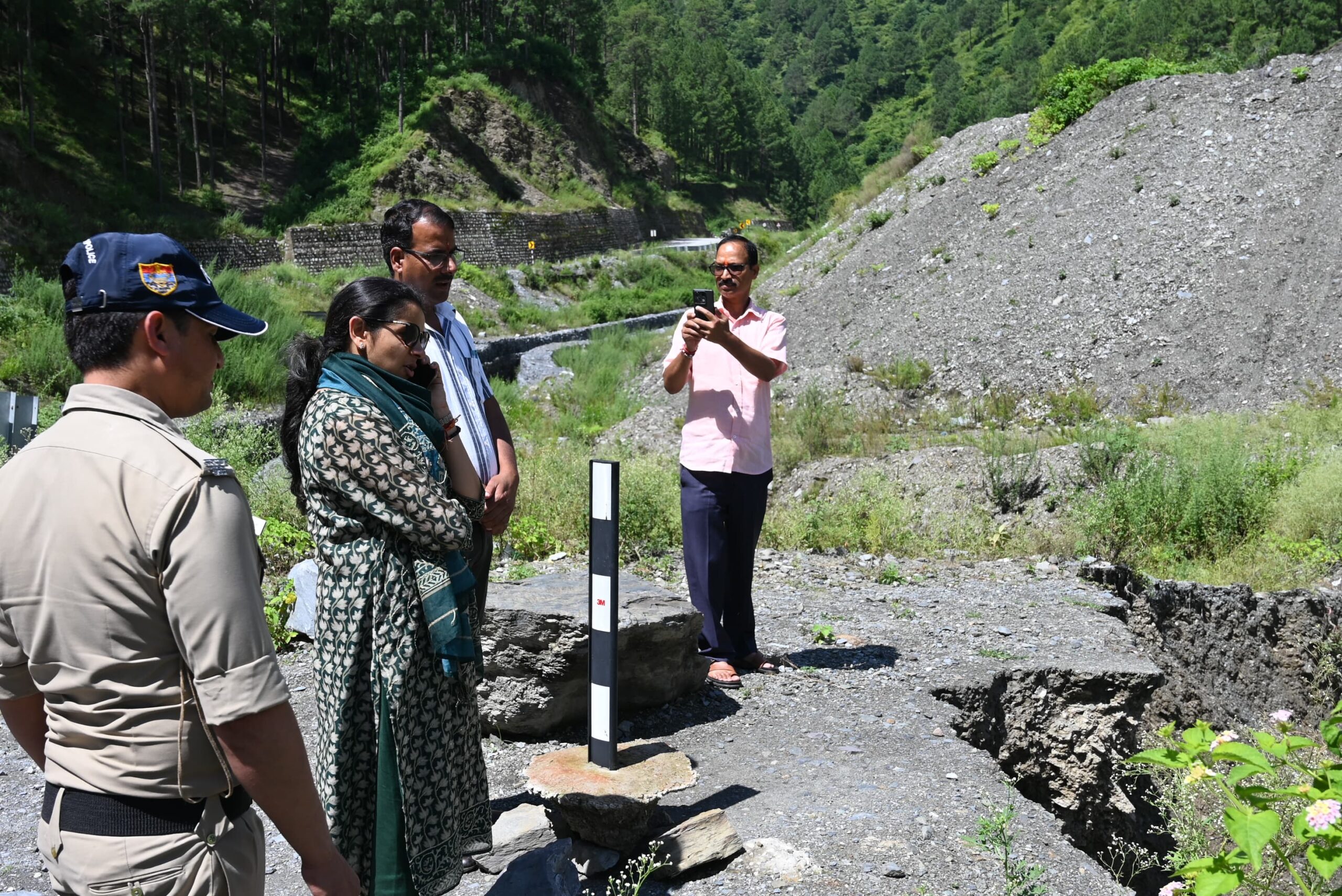आपदा ग्रस्त क्षेत्रों का निरीक्षण कर जिलाधिकारी टिहरी ने दिए त्वरित कार्यवाही के निर्देश