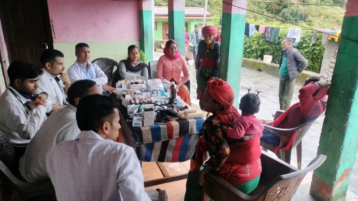 आपदा प्रभावित गेंवाली में स्वास्थ्य विभाग ने किया ग्रामीणों का स्वास्थ्य परीक्षण एवं टीकाकरण