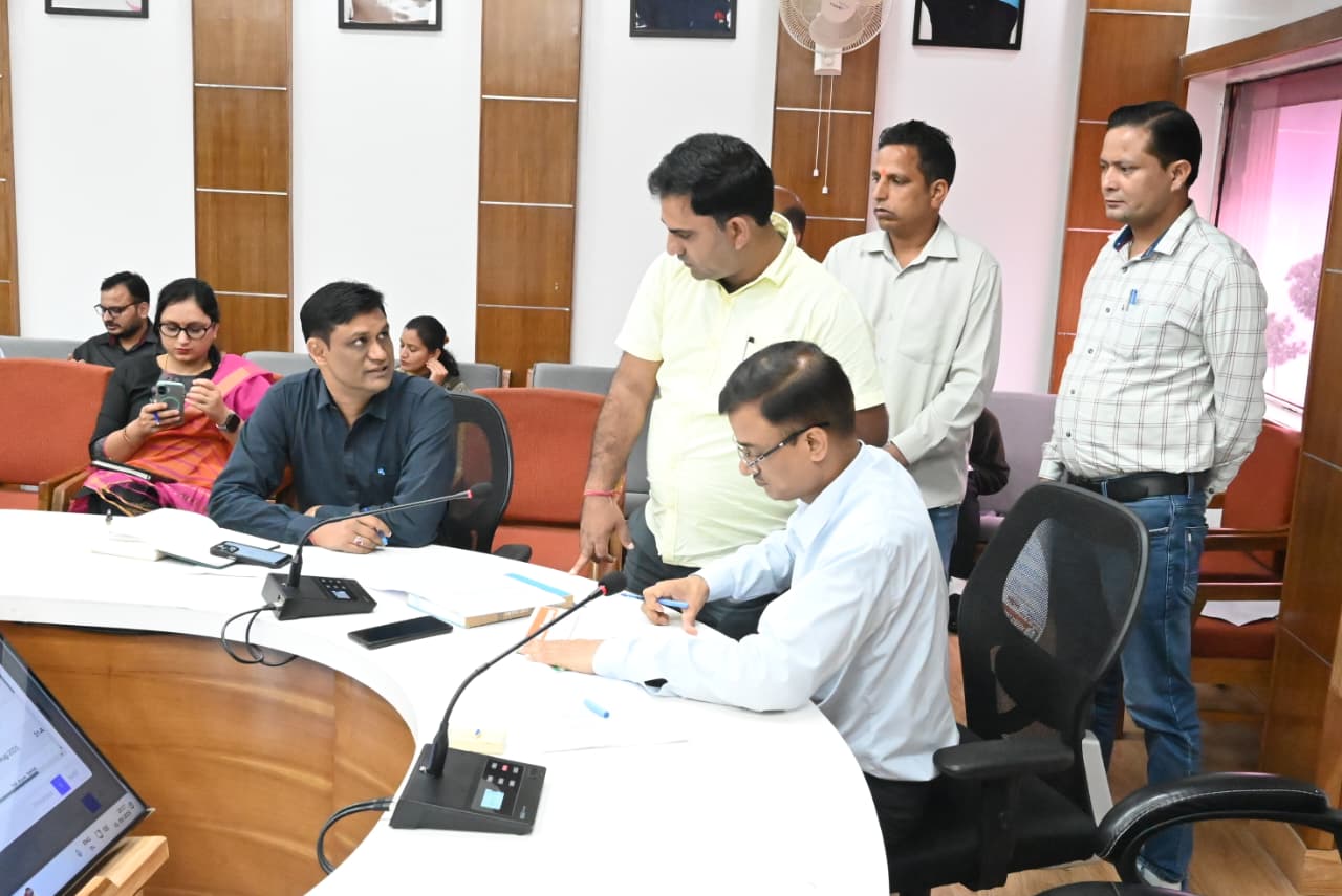 अपर जिलाधिकारी टिहरी अवधेश कुमार सिंह ने जनता मिलन कार्यक्रम में सुनी लोगों की समस्याएं