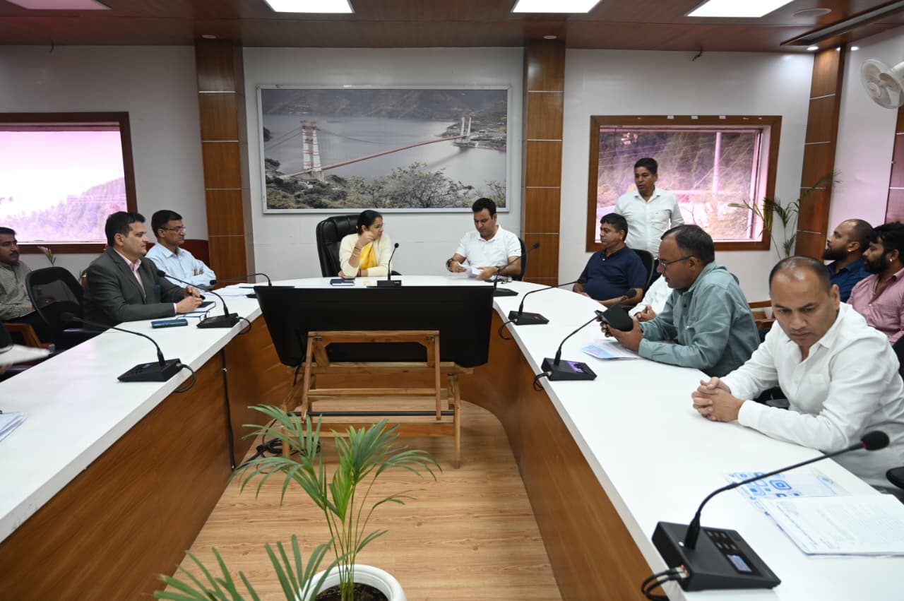 विधायक व जिलाधिकारी ने रेलवे परियोजना से प्रभावित मुआवजा, स्वास्थ्य व बुनियादी सुविधाओं की समीक्षा की