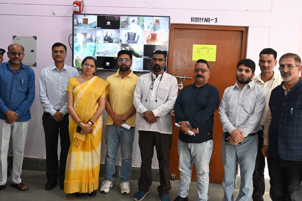 जिलाधिकारी ने किया ईवीएम–वीवीपीएटी वेयरहाउस का त्रैमासिक निरीक्षण