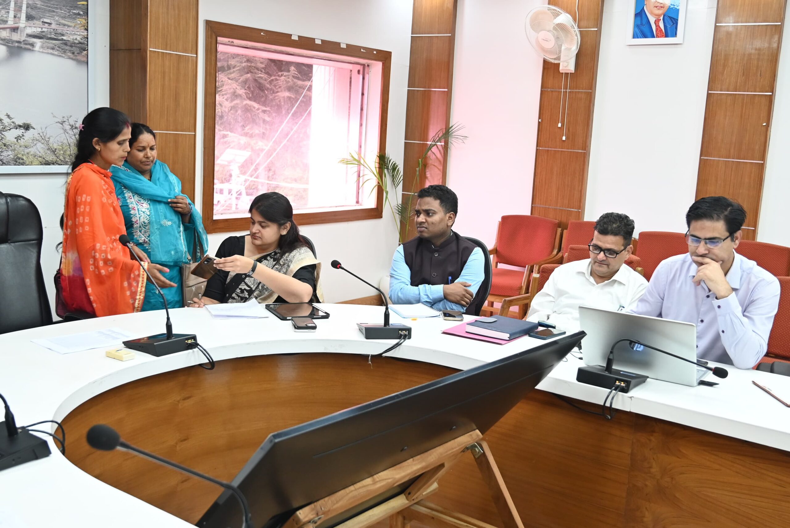 मुख्य विकास अधिकारी ने जनता मिलन कार्यक्रम में सुनी लोगों की समस्याएं