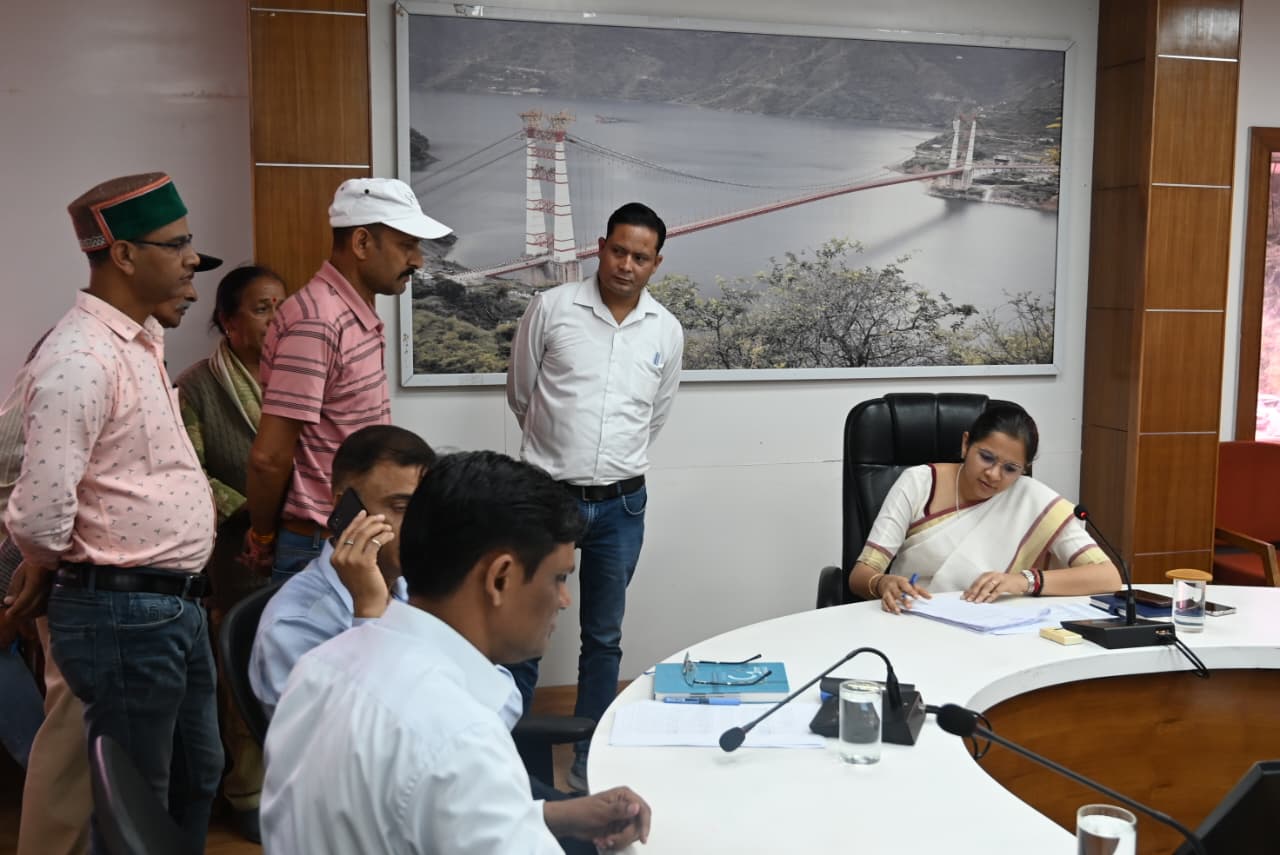 जिलाधिकारी टिहरी गढ़वाल नितिका खंडेलवाल ने जनता मिलन कार्यक्रम में सुनी लोगों की समस्याएं”