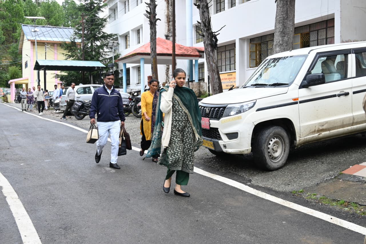 ‘नो वीकल डे पर डीएम टिहरी पैदल पहुंची अपने कार्यालय