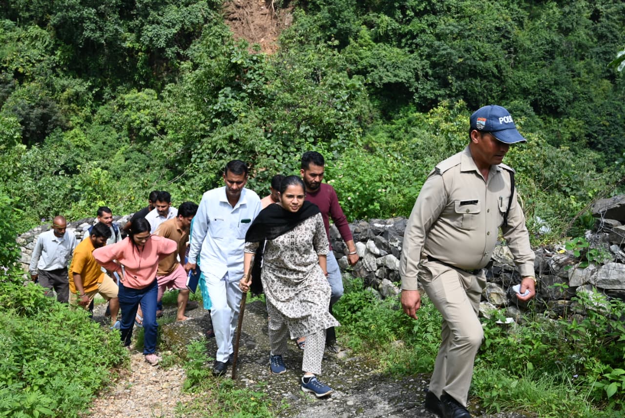 डीएम टिहरी ने आपदा प्रभावित क्षेत्रों का किया स्थलीय निरीक्षण