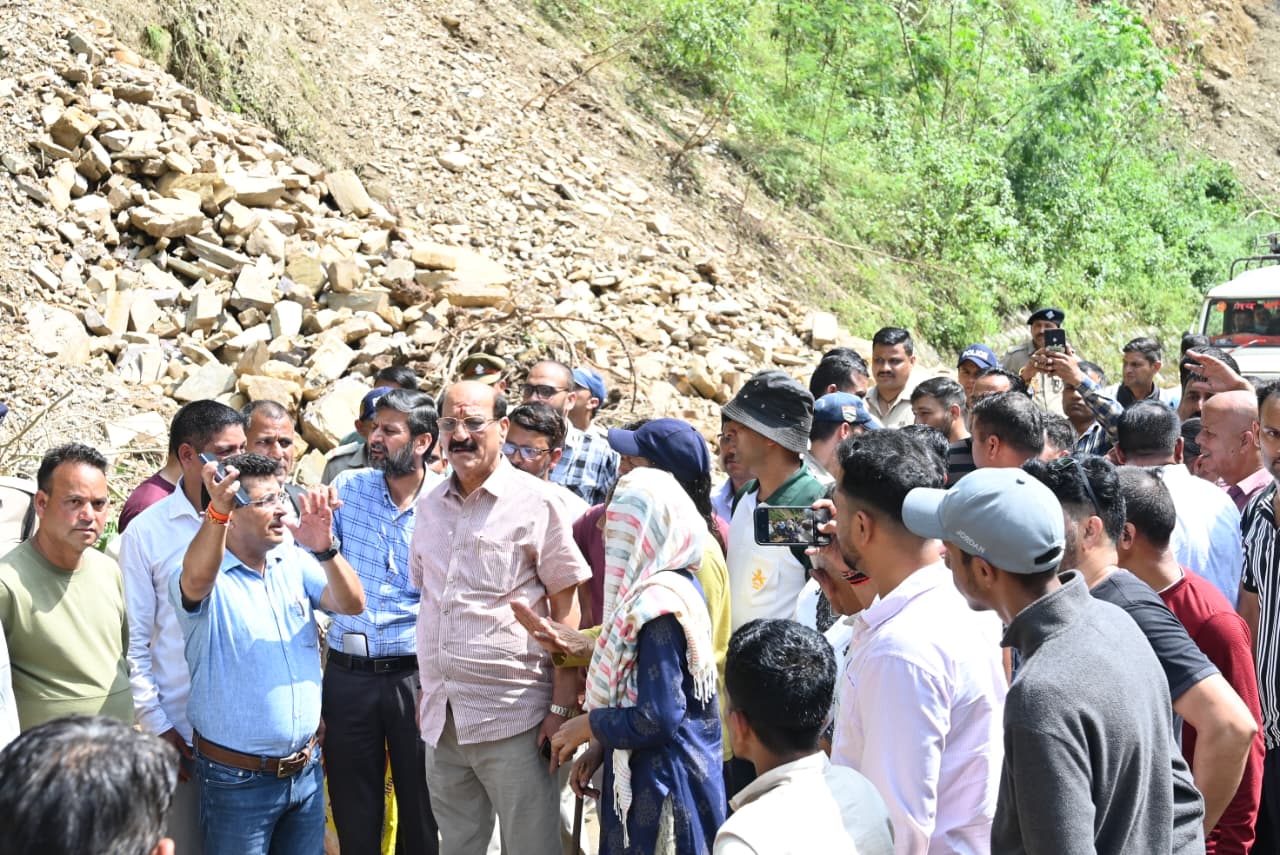 ऋषिकेश-चंबा मोटर मार्ग पर आपदा प्रभावित क्षेत्रों का कैबिनेट मंत्री सुबोध उनियाल एवं डीएम टिहरी ने किया निरीक्षण