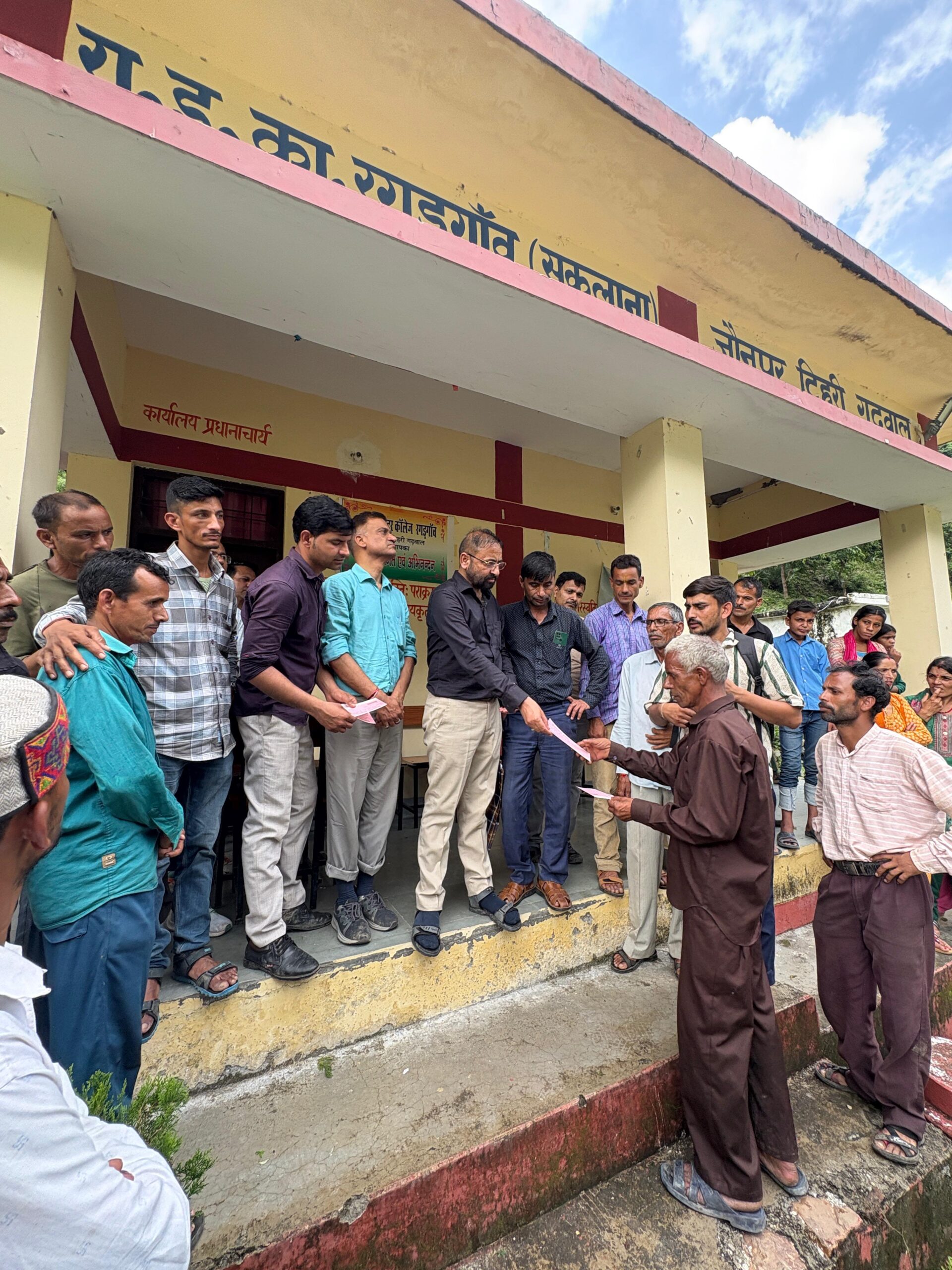 आपदा प्रभावित रगड़गांव में हेलीकॉप्टर सेवा से 52 राशन किट वितरित, प्रभावित परिवारों को मिले आर्थिक सहायता चेक