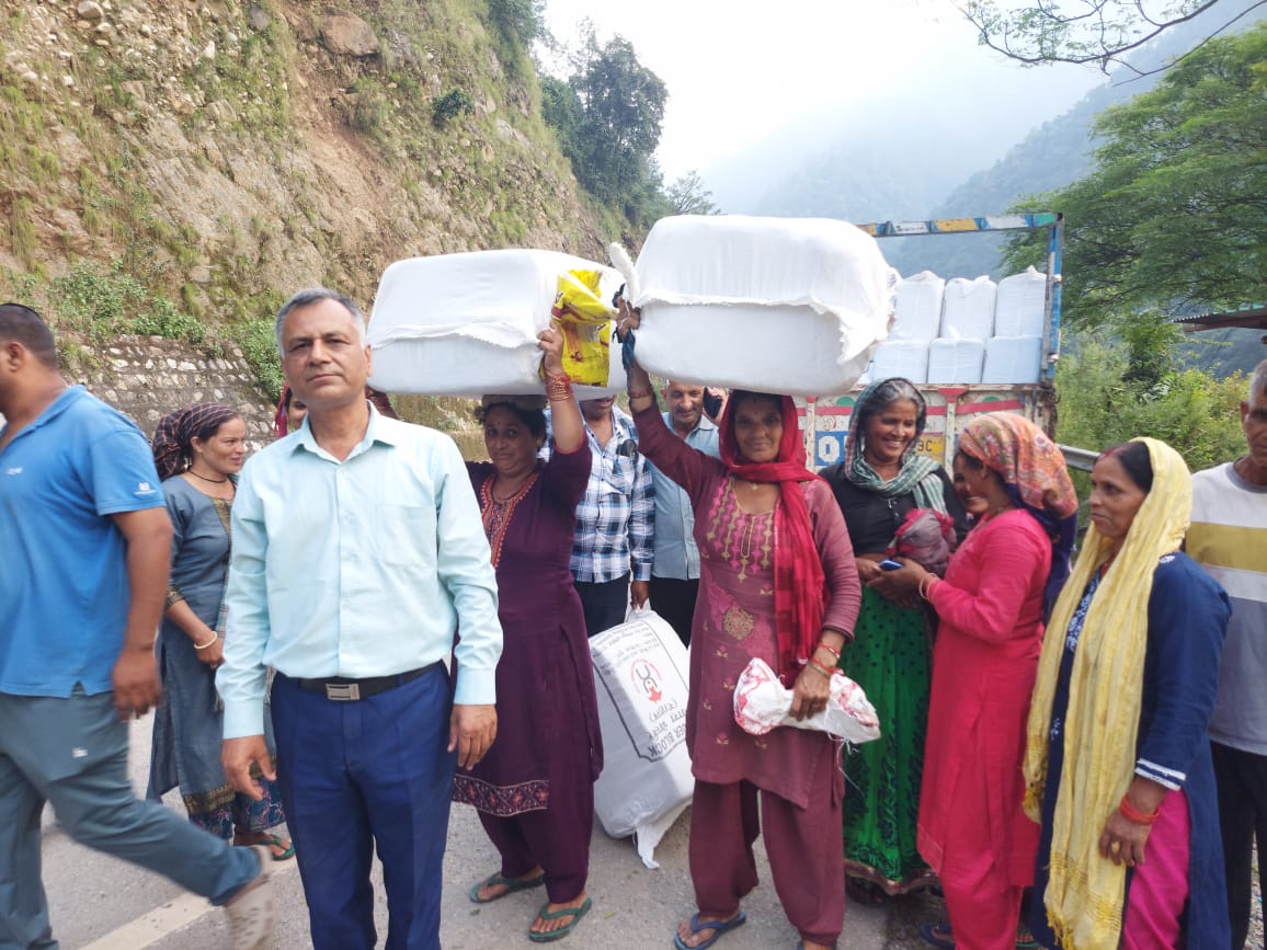 आपदा प्रभावित क्षेत्रों में पशुपालन विभाग की टीम सक्रिय”