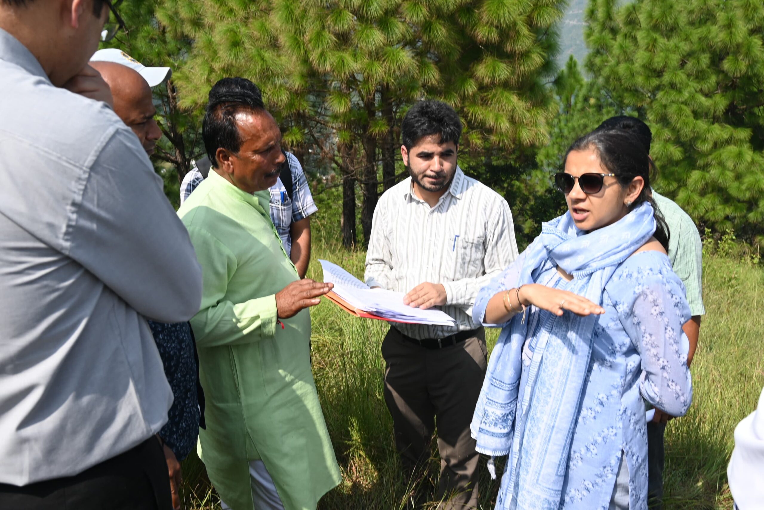 डीएम टिहरी ने आपदा प्रभावित ग्राम पनेथ के विस्थापन का किया स्थलीय निरीक्षण