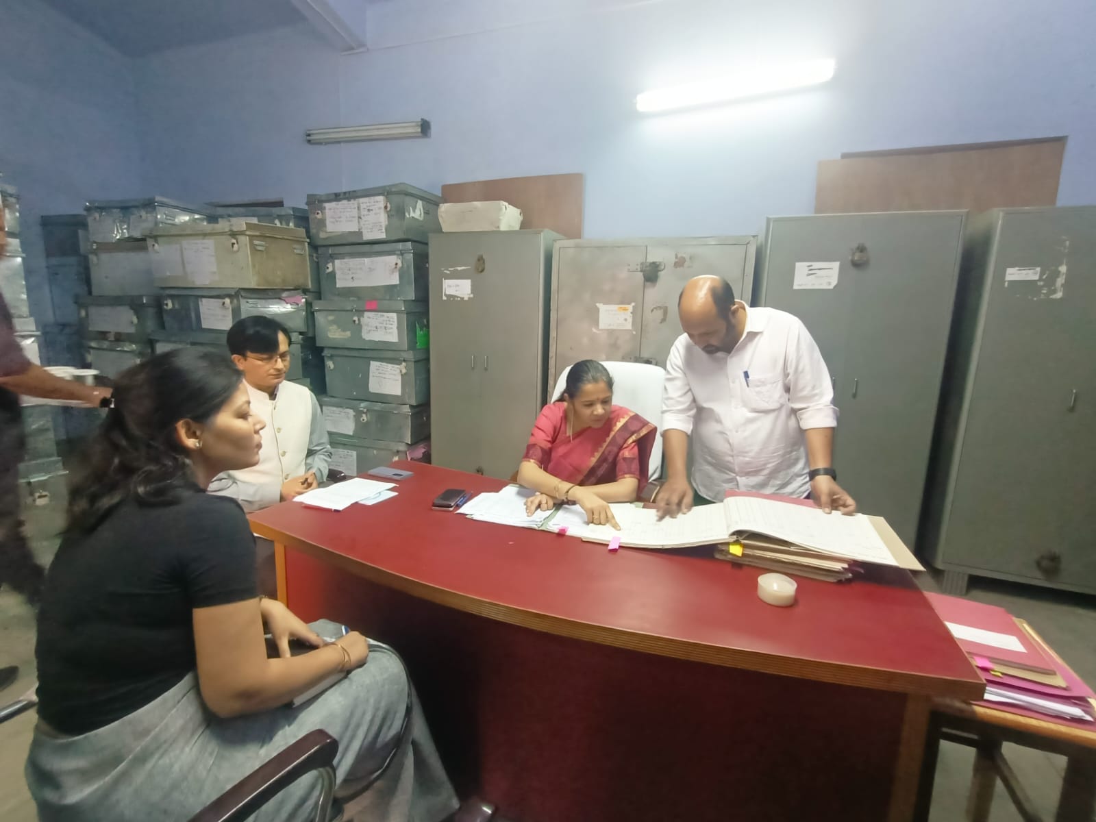 जिलाधिकारी टिहरी ने मुख्य कोषागार का किया अर्द्धवार्षिक निरीक्षण